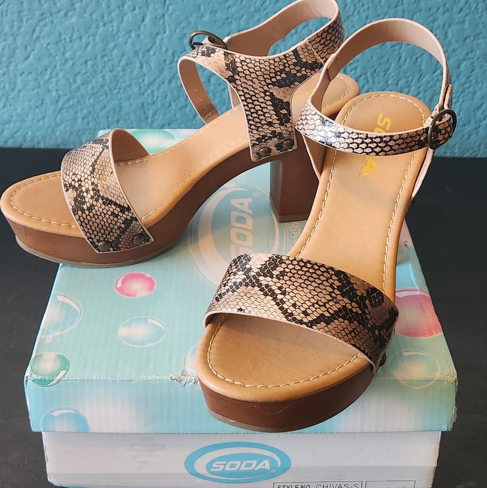 New womens Soda Chivas Natural Python Retro Platform Heel size 7.5